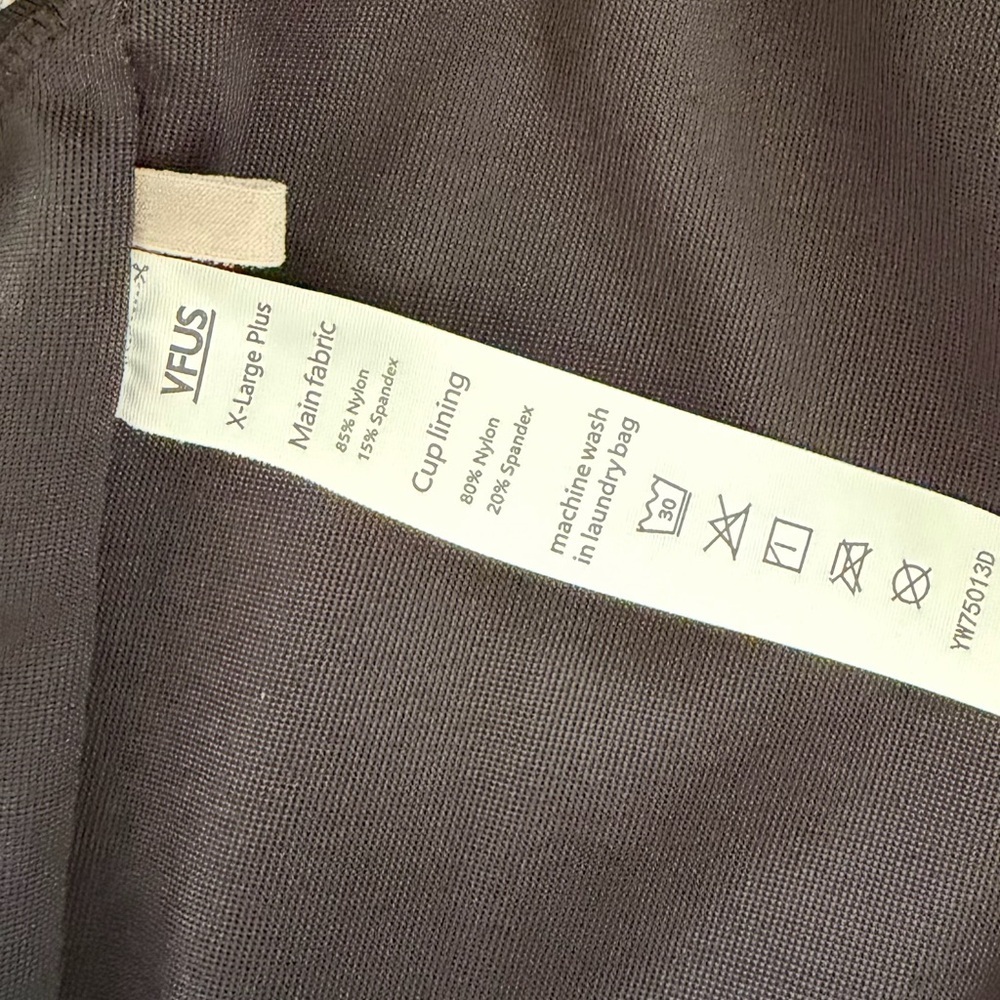 Black Front-Zip Sports Bra - Picture 5 of 8